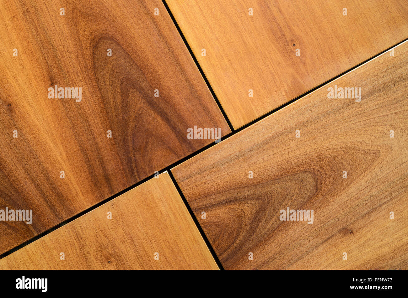 Finition bois Panneaux de mur arrière-plan. Les joints des panneaux de bois de finition décorative sur les murs extérieurs ou intérieurs, façades de cuisine. Banque D'Images
