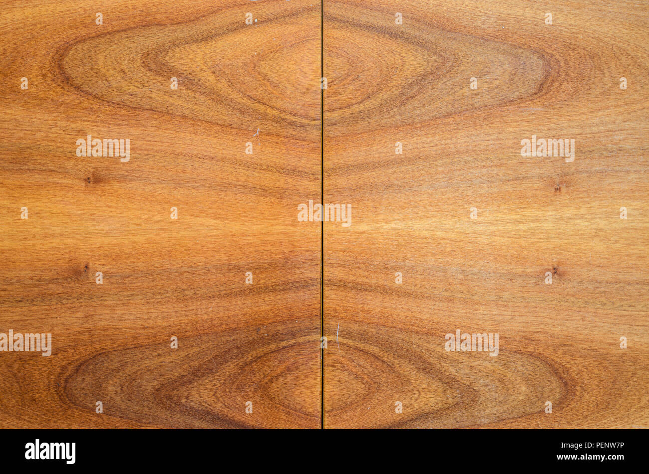 Book-Matched fond Bois. Les joints des panneaux de bois de finition décorative sur les murs extérieurs ou intérieurs, façades de cuisine. Correspondance miroir P Banque D'Images