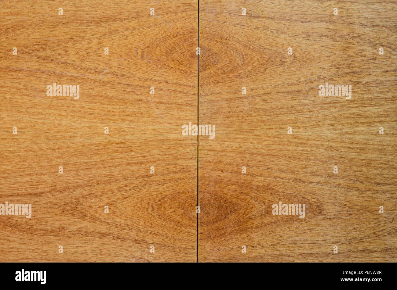 Book-Matched fond Bois. Les joints des panneaux de bois de finition décorative sur les murs extérieurs ou intérieurs, façades de cuisine. Correspondance miroir P Banque D'Images