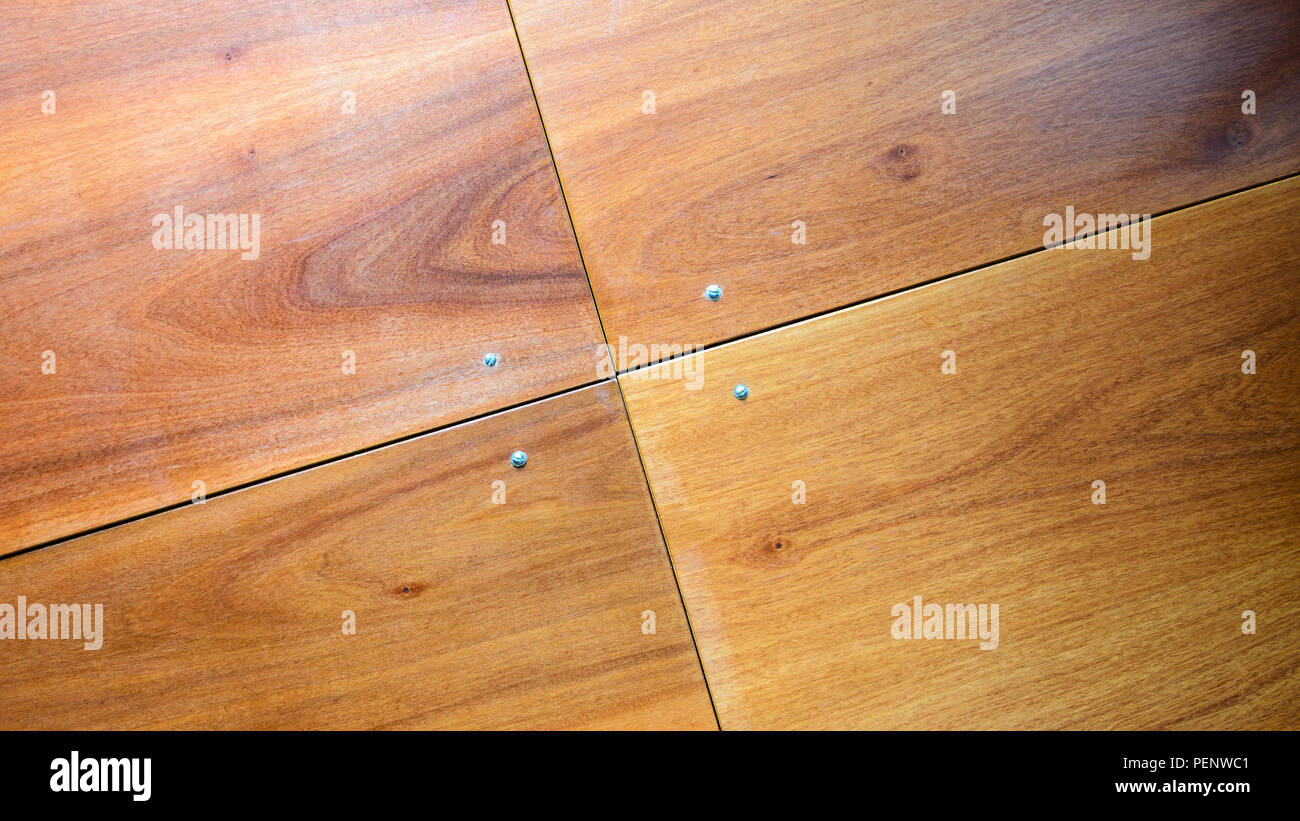 Finition bois Panneaux de mur arrière-plan. Les joints des panneaux de bois de finition décorative sur les murs extérieurs ou intérieurs, façades de cuisine. Banque D'Images