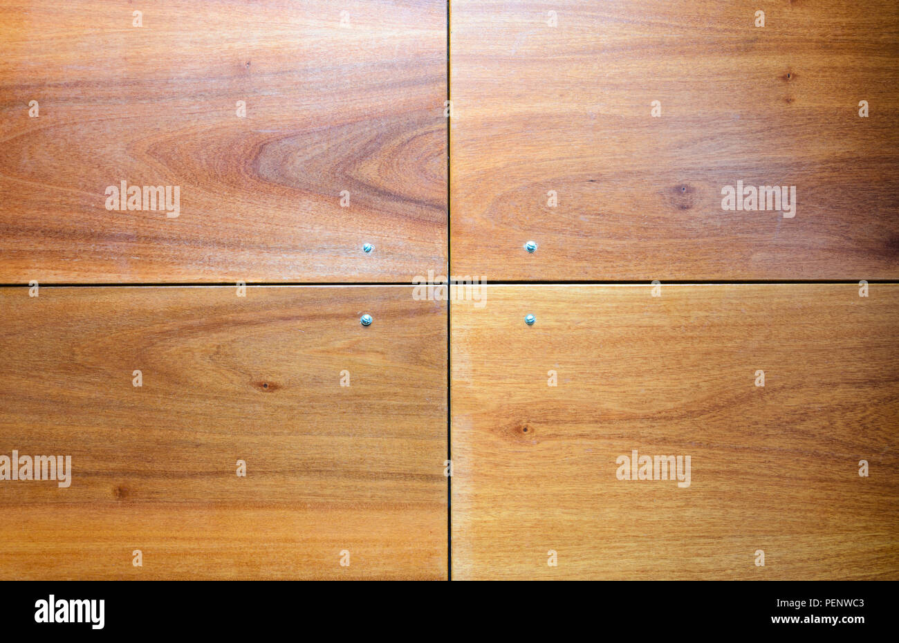 Finition bois Panneaux de mur arrière-plan. Les joints des panneaux de bois de finition décorative sur les murs extérieurs ou intérieurs, façades de cuisine. Banque D'Images