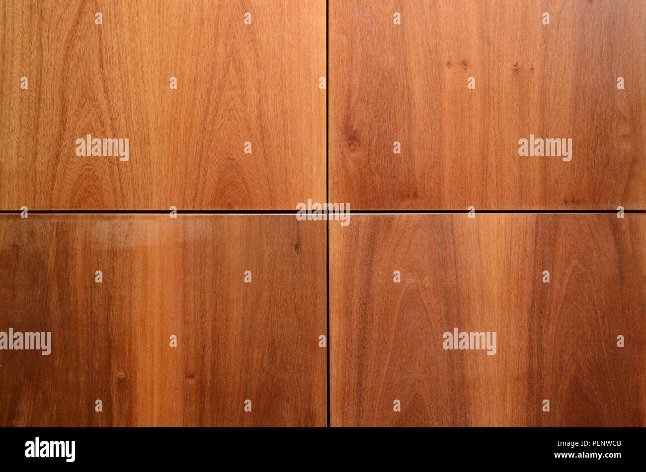 Finition bois Panneaux de mur arrière-plan. Les joints des panneaux de bois de finition décorative sur les murs extérieurs ou intérieurs, façades de cuisine. Banque D'Images