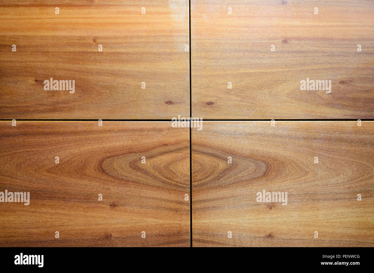 Finition bois Panneaux de mur arrière-plan. Les joints des panneaux de bois de finition décorative sur les murs extérieurs ou intérieurs, façades de cuisine. Banque D'Images