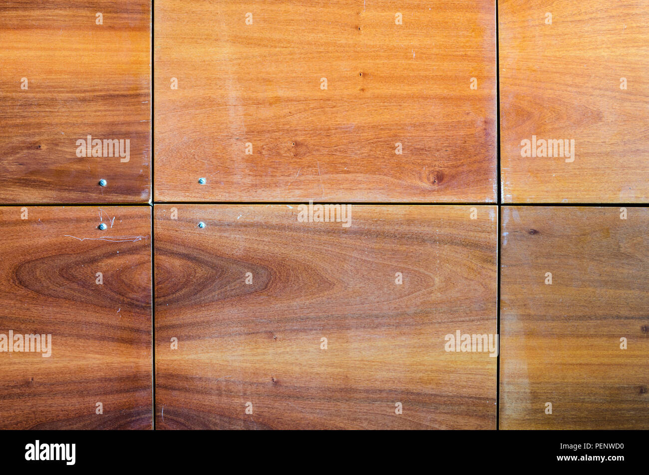 Finition bois Panneaux de mur arrière-plan. Les joints des panneaux de bois de finition décorative sur les murs extérieurs ou intérieurs, façades de cuisine. Banque D'Images