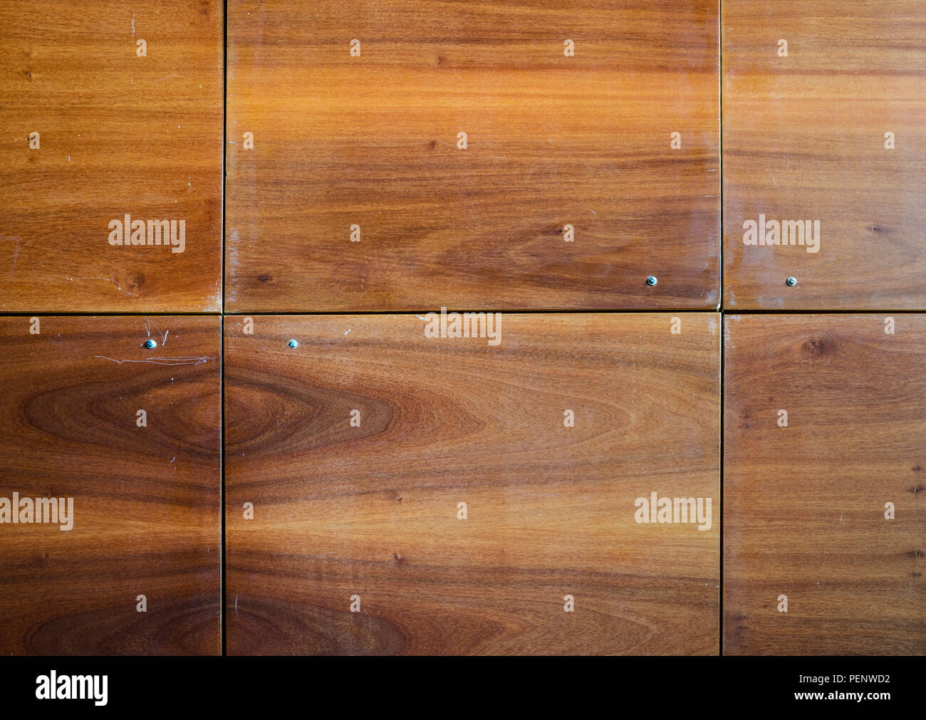 Finition bois Panneaux de mur arrière-plan. Les joints des panneaux de bois de finition décorative sur les murs extérieurs ou intérieurs, façades de cuisine. Banque D'Images