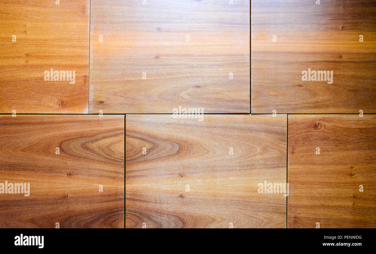 Finition bois Panneaux de mur arrière-plan. Les joints des panneaux de bois de finition décorative sur les murs extérieurs ou intérieurs, façades de cuisine. Banque D'Images