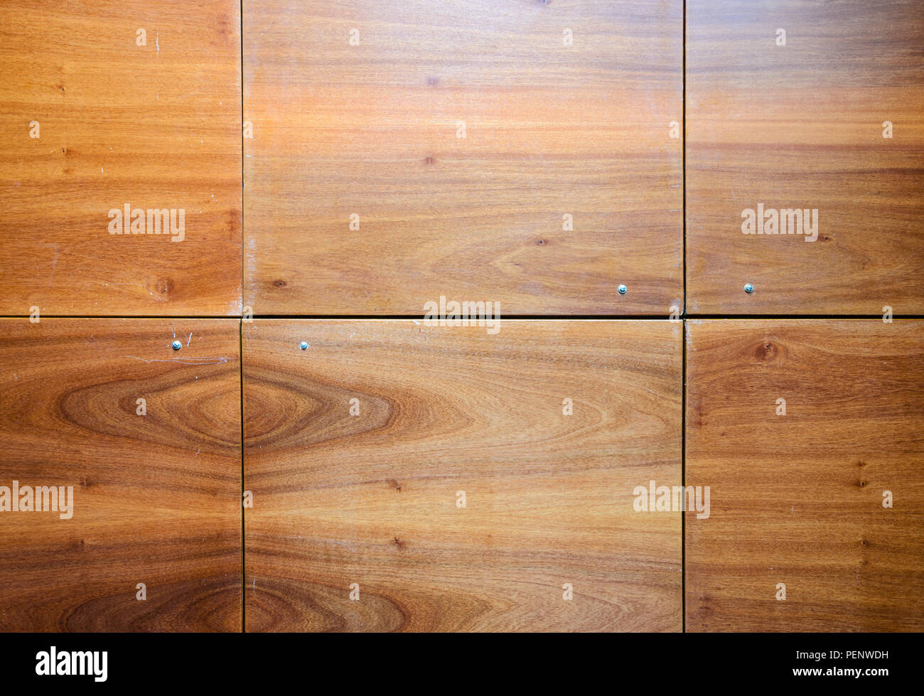 Finition bois Panneaux de mur arrière-plan. Les joints des panneaux de bois de finition décorative sur les murs extérieurs ou intérieurs, façades de cuisine. Banque D'Images