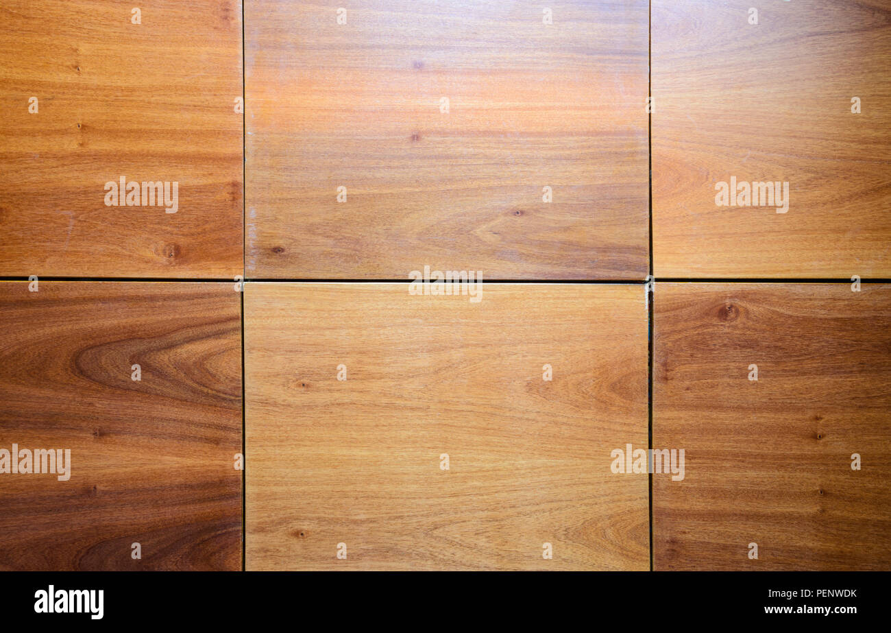 Finition bois Panneaux de mur arrière-plan. Les joints des panneaux de bois de finition décorative sur les murs extérieurs ou intérieurs, façades de cuisine. Banque D'Images