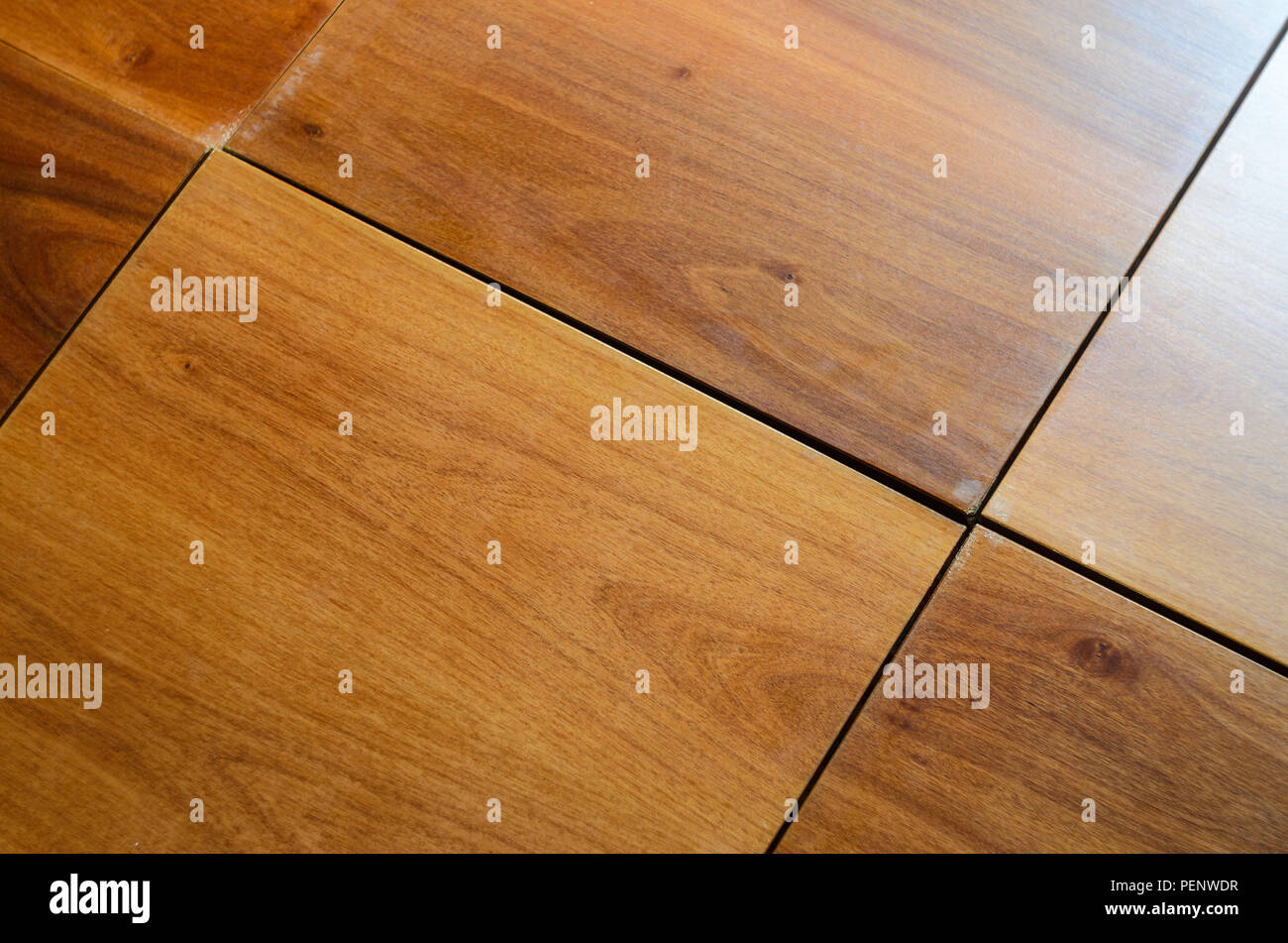 Finition bois Panneaux de mur arrière-plan. Les joints des panneaux de bois de finition décorative sur les murs extérieurs ou intérieurs, façades de cuisine. Banque D'Images