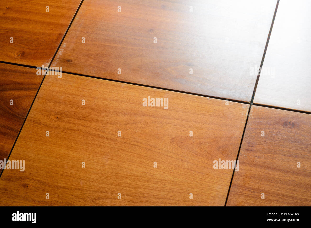 Finition bois Panneaux de mur arrière-plan. Les joints des panneaux de bois de finition décorative sur les murs extérieurs ou intérieurs, façades de cuisine. Banque D'Images