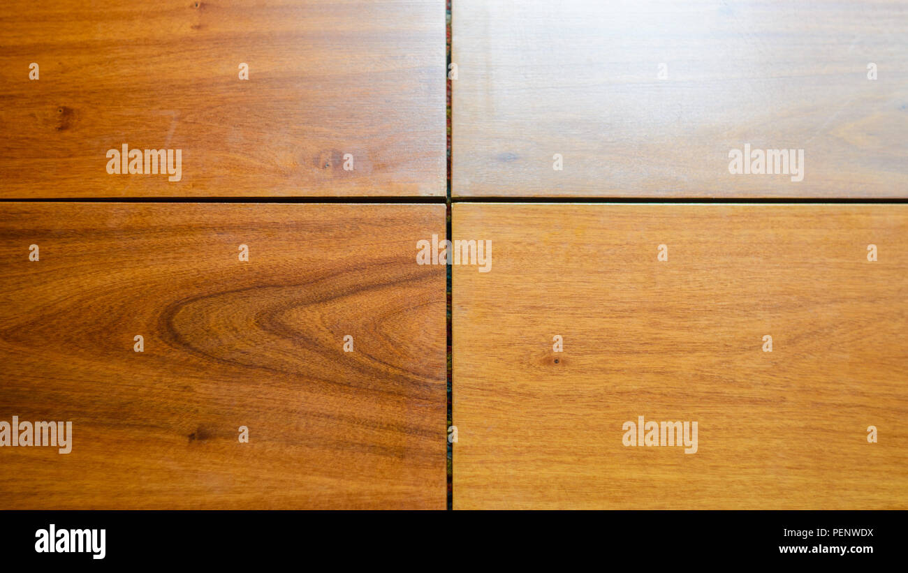 Finition bois Panneaux de mur arrière-plan. Les joints des panneaux de bois de finition décorative sur les murs extérieurs ou intérieurs, façades de cuisine. Banque D'Images