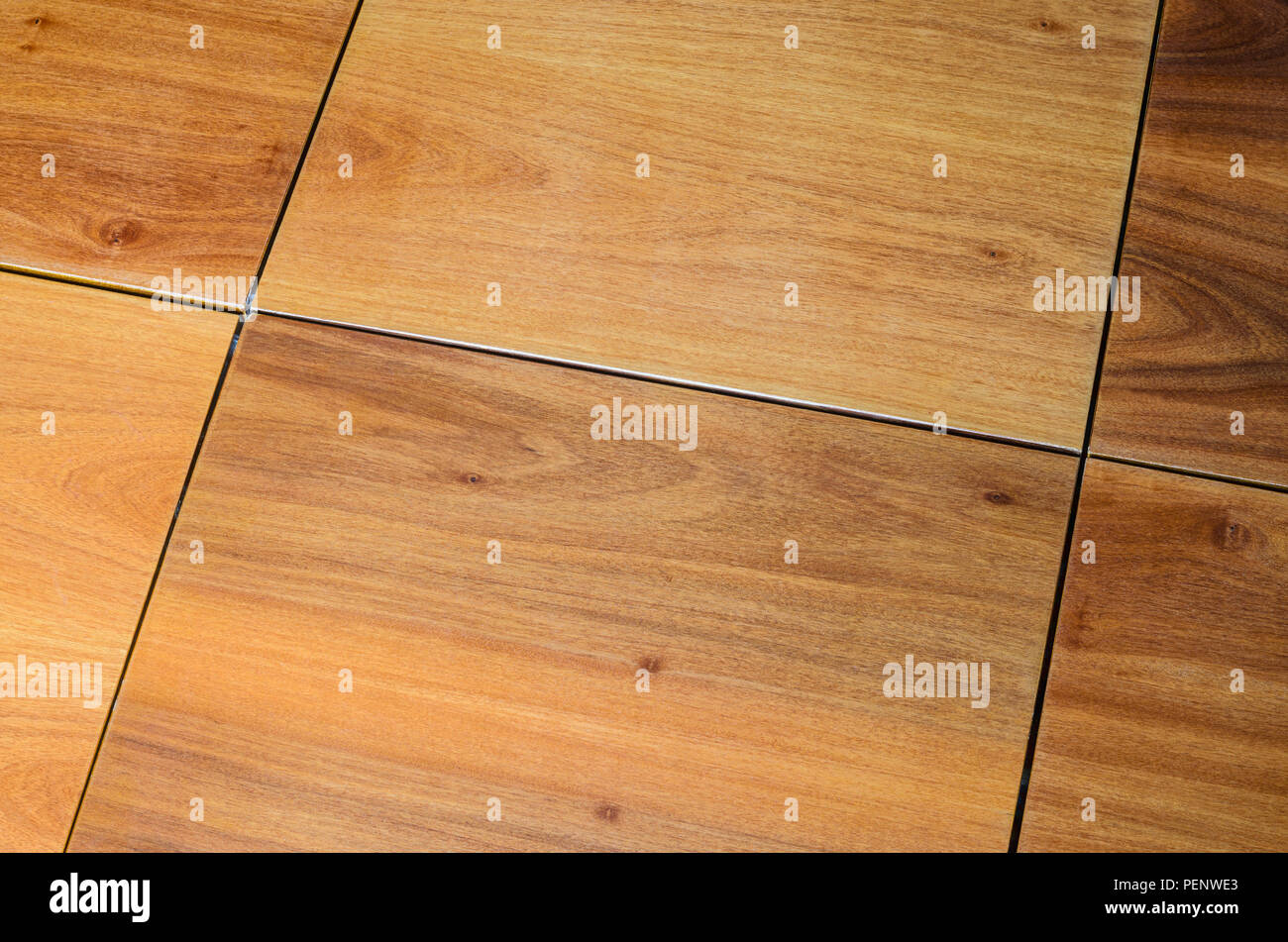 Finition bois Panneaux de mur arrière-plan. Les joints des panneaux de bois de finition décorative sur les murs extérieurs ou intérieurs, façades de cuisine. Banque D'Images