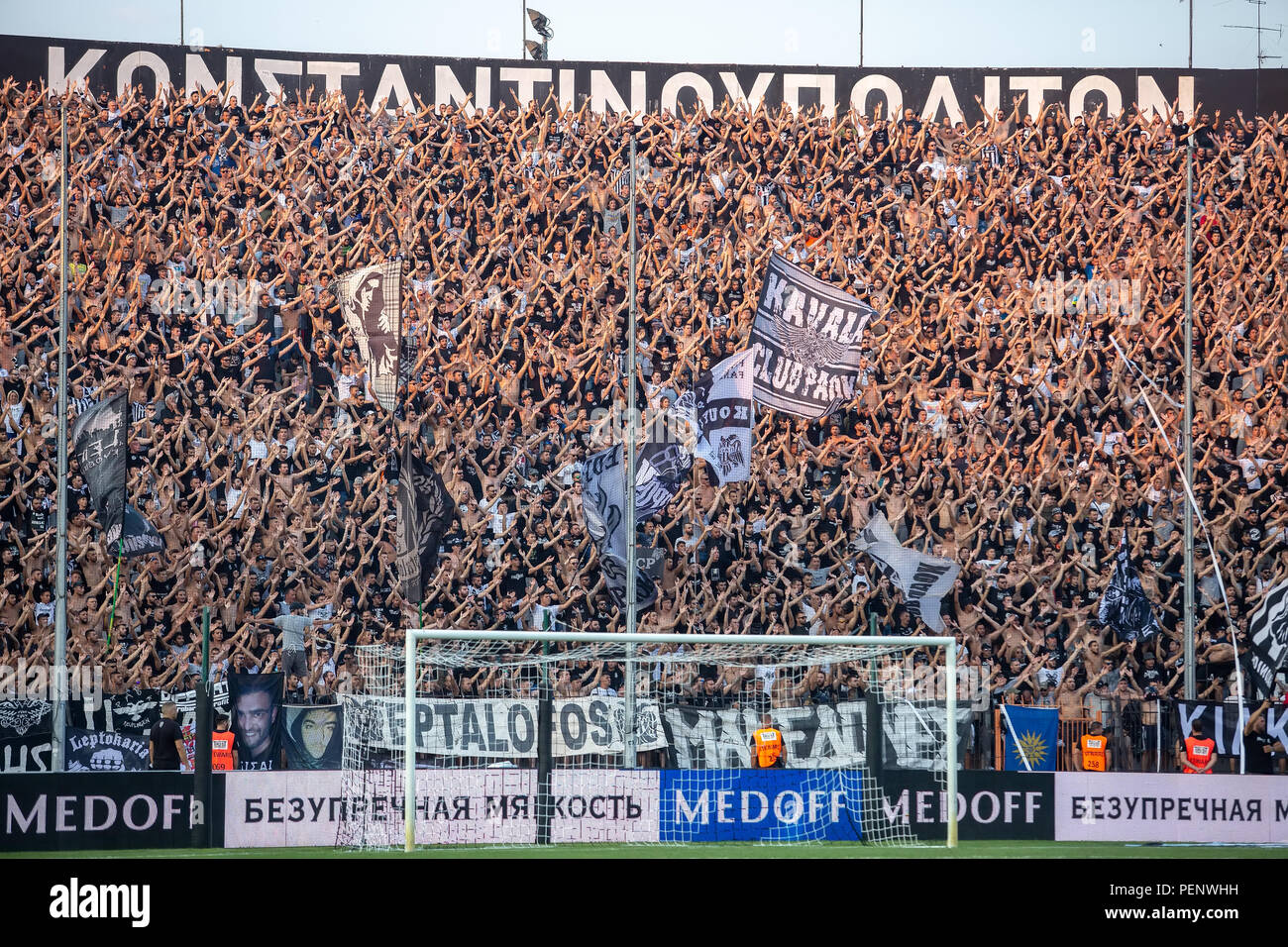 Thessalonique, Grèce - Août 8, 2018 : vue sur le stade plein derrière lors de la Ligue des Champions troisième tour de qualification , entre PAOK vs Banque D'Images