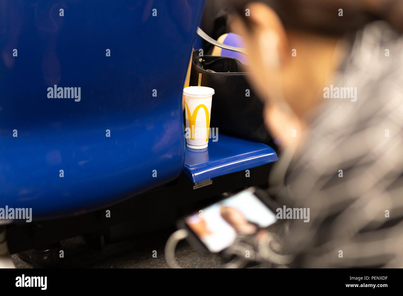 Jun9, 2018 - femme ayant boisson froide avec logo Mcdonald sur le verre à l'aide de téléphone cellulaire à l'aéroport de Chiang Mai en Thaïlande. Banque D'Images