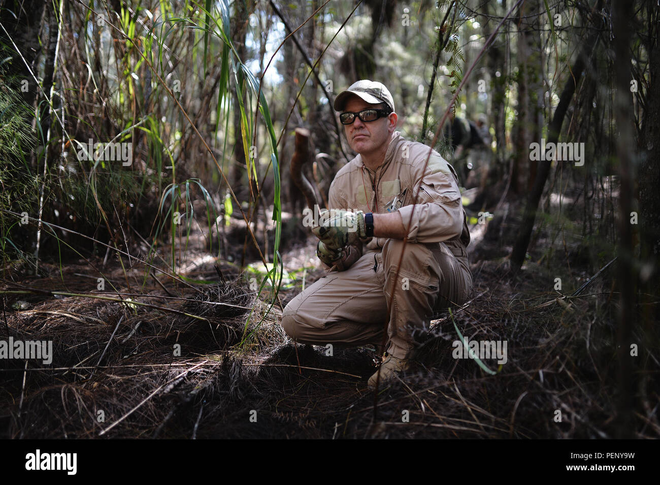 Le sergent-chef. Jerry Kurz, un de recherche et sauvetage de combat avec l'instructeur loadmaster 102e Escadron de sauvetage, s'arrête dans le marais au cours d'un mouvement tactique course at Homestead Air Reserve Base, en Floride, le 18 janvier 2016. Au cours de cette formation, les membres d'équipage acquis une formation de recyclage sur l'utilisation de leurs radios d'urgence, mouvements tactiques sur un terrain difficile, comment construire des abris, des façons de faire un feu, et des méthodes pour se soustraire à l'ennemi. (U.S. Le sergent-major de la Garde nationale aérienne. Christopher S. Muncy/libérés) Banque D'Images