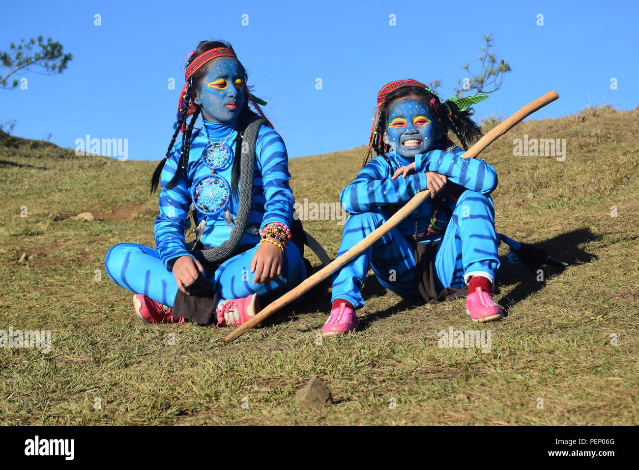 Deux jeunes filles et Feytiri Keytiri avatar arrivant à mt. Ulap et d'itinérance dans l'ensemble de la forêt de pins épais à l'Ampucao Sta. Fe des crêtes. Banque D'Images
