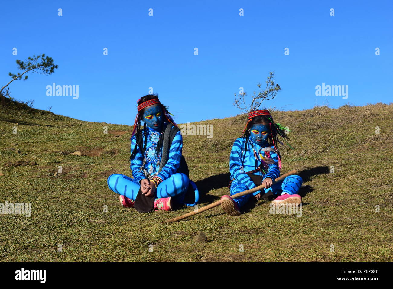 Deux jeunes filles et Feytiri Keytiri avatar arrivant à mt. Ulap et d'itinérance dans l'ensemble de la forêt de pins épais à l'Ampucao Sta. Fe des crêtes. Banque D'Images