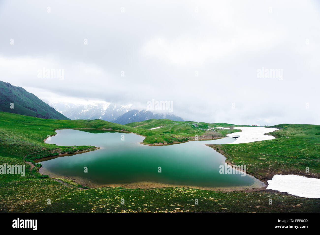 Lac Koruldi montagnes du Caucase sur l'heure d'été Banque D'Images