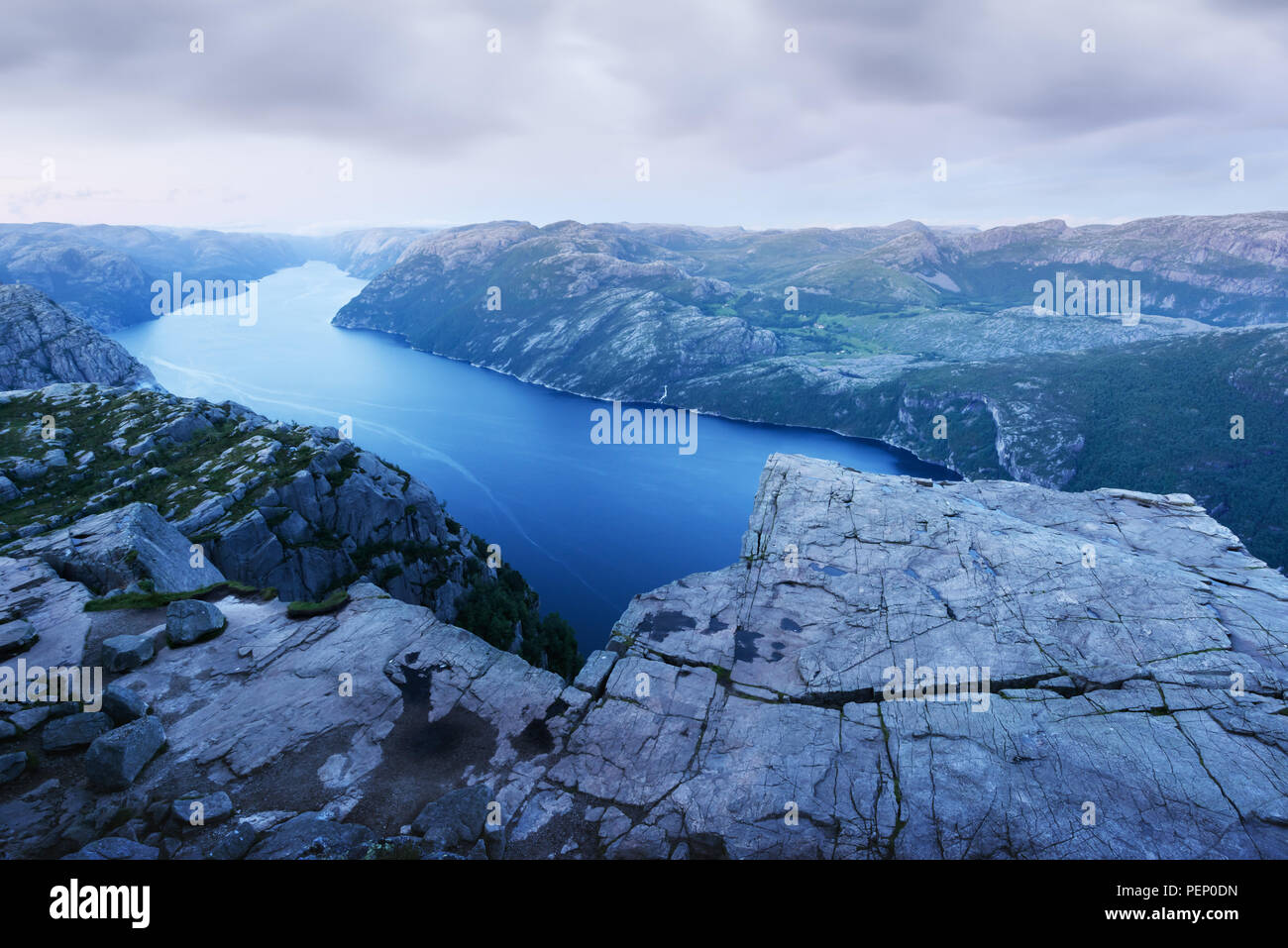 Matin brumeux sur Preikestolen Banque D'Images