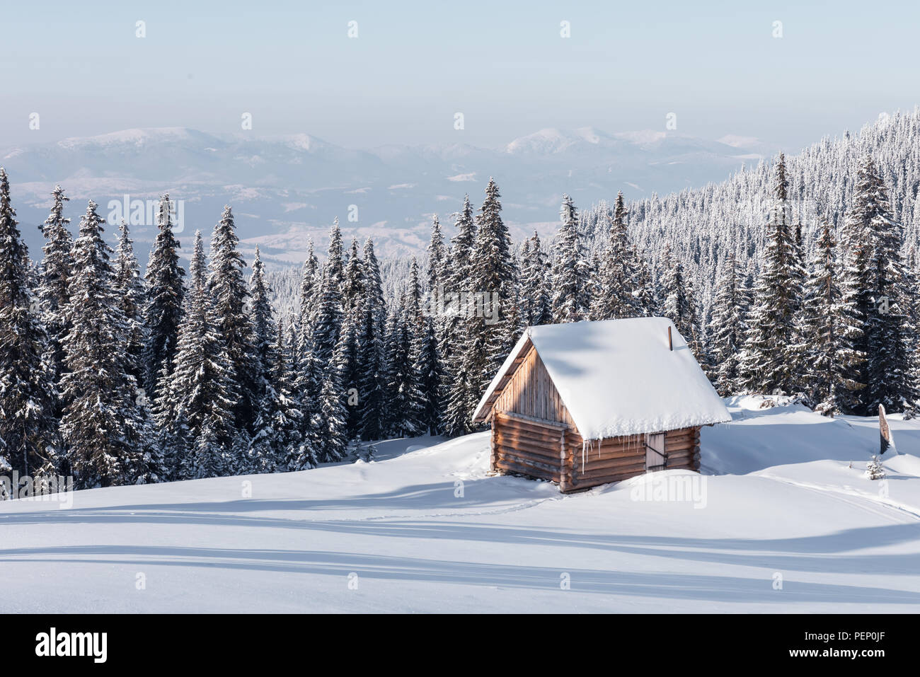 Paysage fantastique avec snowy house Banque D'Images