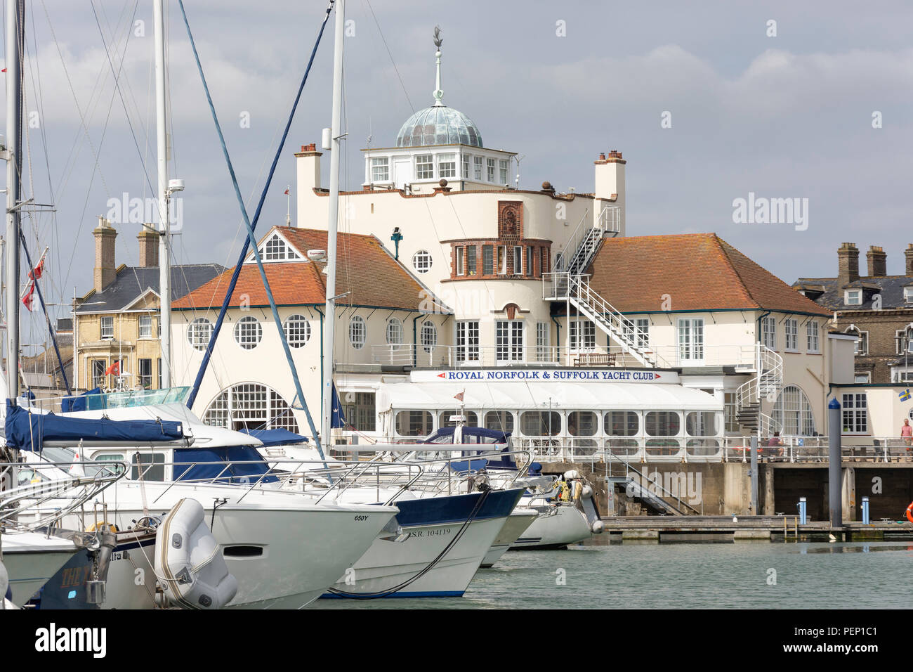Royal Norfolk et Suffolk Yacht Club et Lowestoft Haven Marina, Lowestoft, Suffolk, Angleterre, Royaume-Uni Banque D'Images