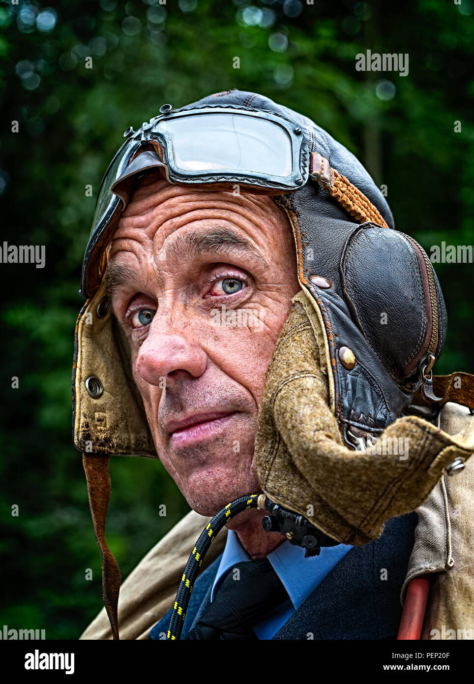 Gros plan portrait du réacteur en tant que pilote de guerre avec casque et lunettes de protection anciens, Crich Tramway Village, événement de la seconde Guerre mondiale des années 1940. Banque D'Images