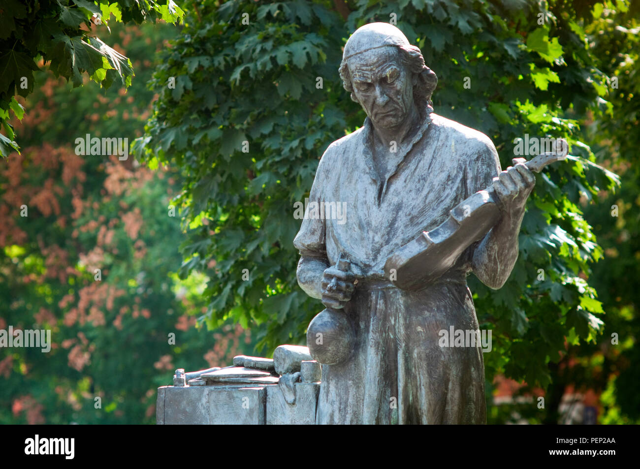 L'Italie, Lombardie, Cremona, Piazza Guglielmo Marconi Square, statue en bronze par Antonio Stradivari Gianfranco Paulli Banque D'Images