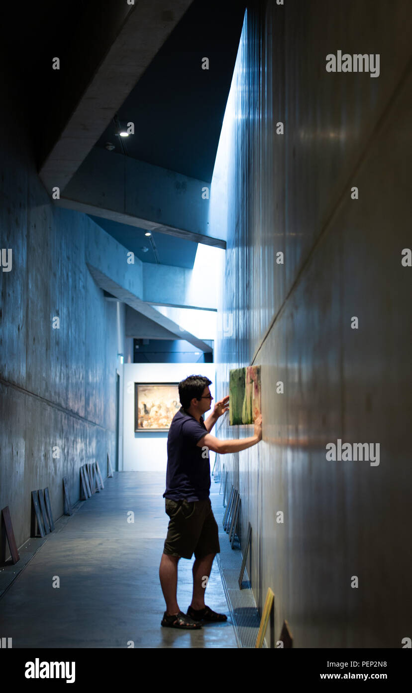 09 août 2018, l'Allemagne, Osnabrück : artiste russe Yury Kharchenko est à sa peinture "entre deux mondes 4' (huile sur toile, 2006) à la Felix-Nussbaum-Haus. Photo : Friso Gentsch/dpa Banque D'Images
