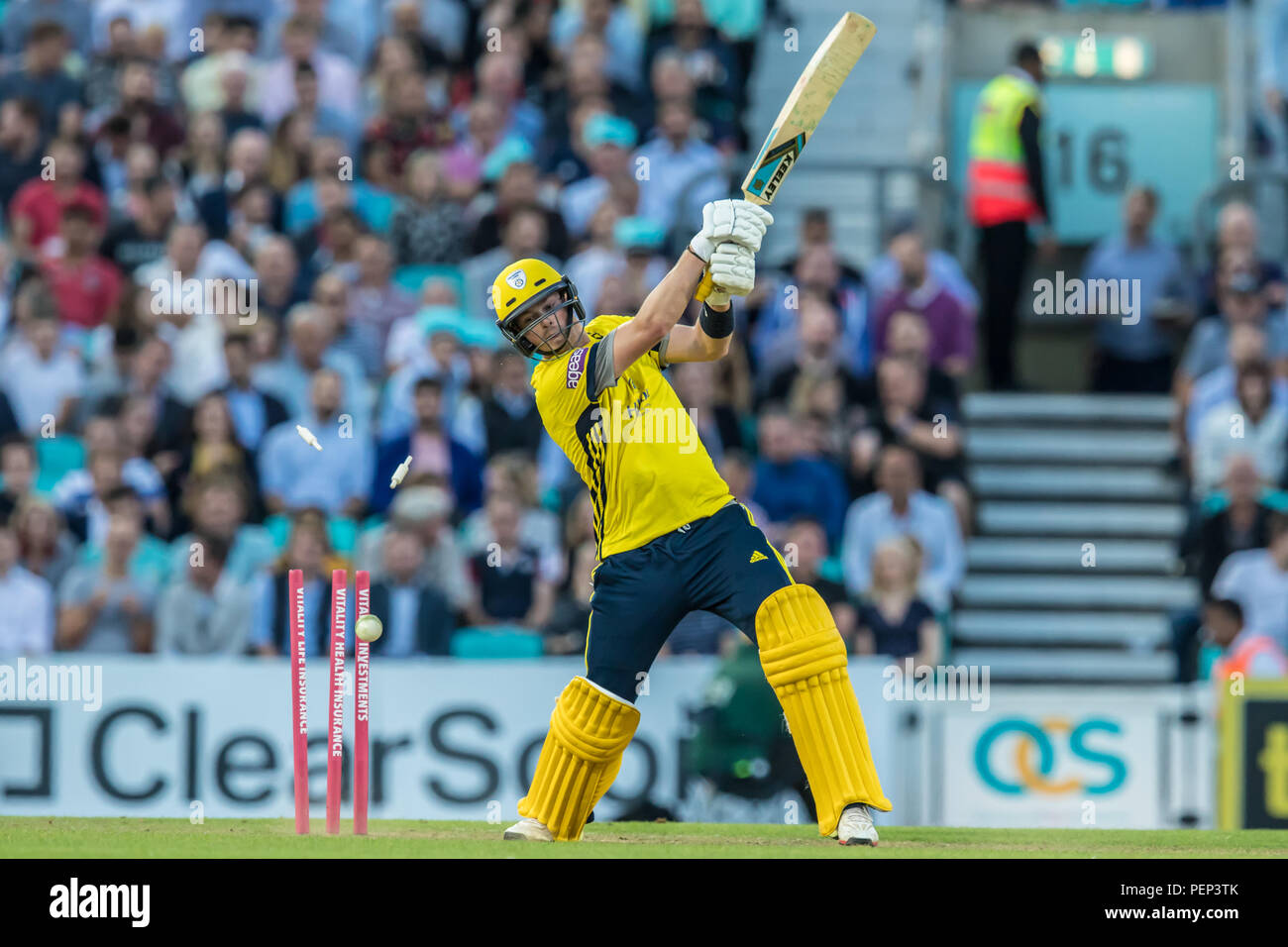 Londres, Royaume-Uni. 15 août, 2018. Sam au nord-est de frappeurs Hampshire, est joué par le capitaine Surrey Dernbach, dans le Jade Vitalité T20 Blast match à la Kia Oval. David Rowe/Alamy Live News Banque D'Images