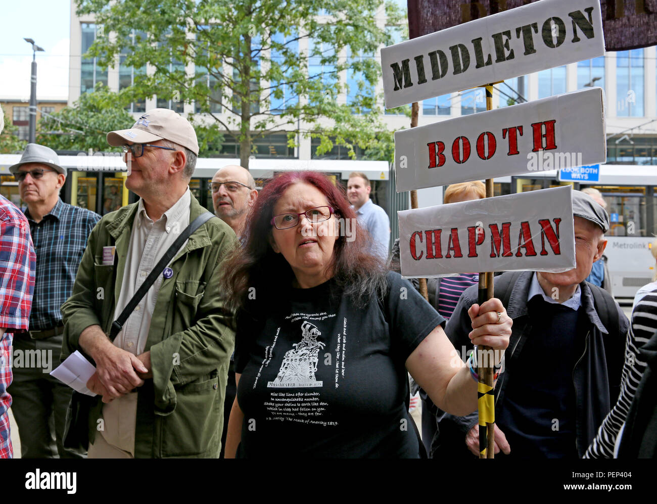 Manchester, UK. 16 Aug 2018. L'affiche de l'Mike Leigh film 'Peterloo' se révèle comme une veillée du souvenir est organisée à l'endroit où, le 16 août 1819 sur la cavalerie dans une foule d'entre 60 000 et 80 000 qui s'étaient rassemblés pour exiger la réforme de la représentation parlementaire. Le nombre exact de personnes tuées ou blessées à Peterloo n'a jamais été établie avec certitude. St Peters Square, Manchester Le 16 août, 2018 (C)Barbara Cook/Alamy Live News Banque D'Images