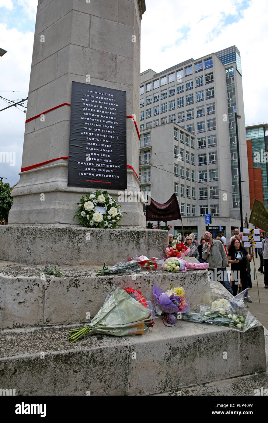 Manchester, UK. 16 Aug 2018. À proximité de l'endroit où, le 16 août 1819 sur la cavalerie dans une foule d'entre 60 000 et 80 000 qui s'étaient rassemblés pour exiger la réforme de la représentation parlementaire. Le nombre exact de personnes tuées ou blessées à Peterloo n'a jamais été établie avec certitude. Les noms de certaines des personnes tuées sont nommées et affiché au cénotaphe. St Peters Square, Manchester Le 16 août, 2018 (C)Barbara Cook/Alamy Live News Banque D'Images