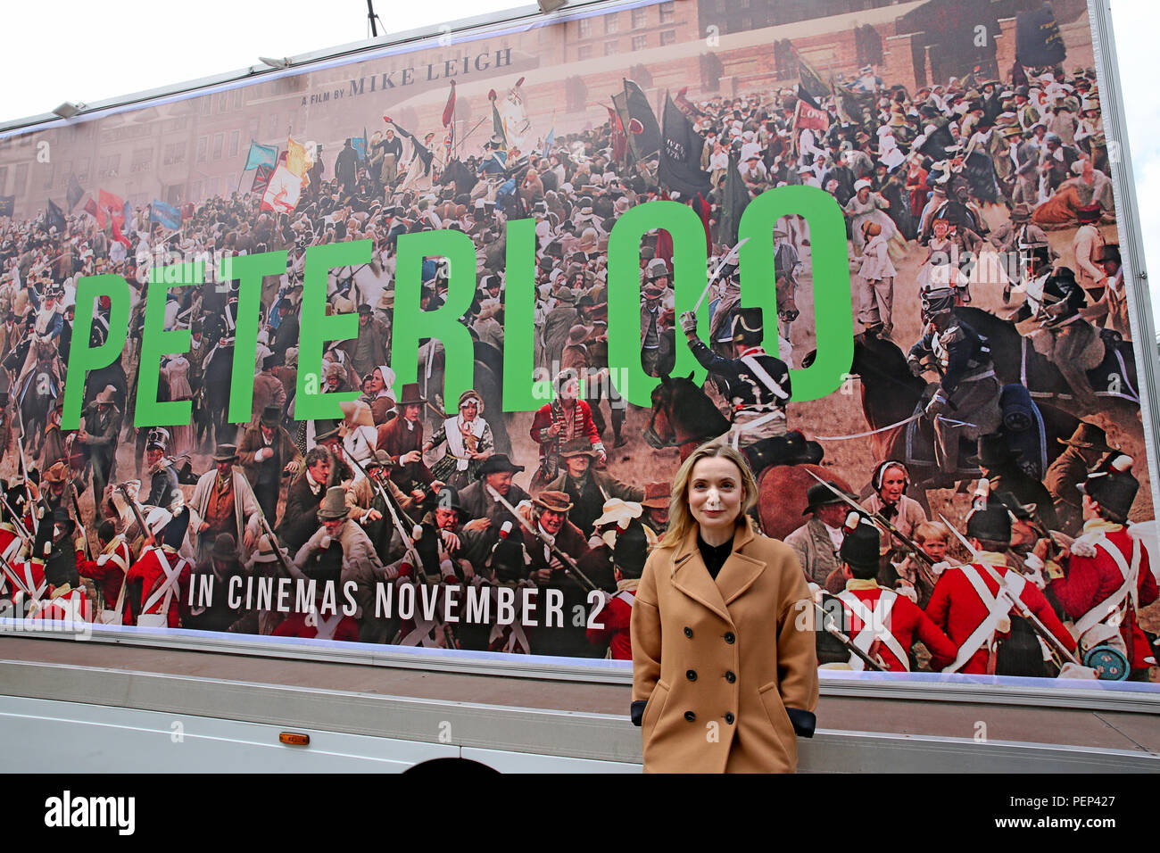 Manchester, UK. 16 Aug 2018. Actrice, Catherine Bottomley qui joue un rôle dans le film 'Peterloo" révèle l'affiche pour le film de Mike Leigh. Le 16 août 1819 sur la cavalerie dans une foule d'entre 60 000 et 80 000 qui s'étaient rassemblés pour exiger la réforme de la représentation parlementaire. Le nombre exact de personnes tuées ou blessées à Peterloo n'a jamais été établie avec certitude. . St Peters Square, Manchester Le 16 août, 2018 (C)Barbara Cook/Alamy Live News Banque D'Images