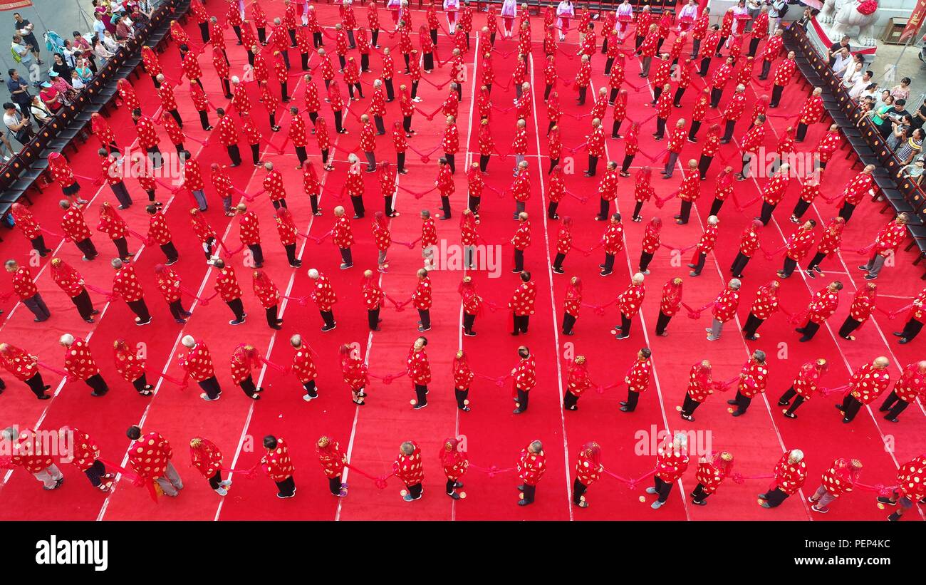 Luoyan, Chine. Août 16, 2018. Vieux couples assister à une célébration marquant le cinquantième anniversaire de leur mariage comme étant l'approche de la Journée de la Saint-Valentin chinoise de Luoyang, province du Henan en Chine centrale. Crédit : SIPA Asie/ZUMA/Alamy Fil Live News Banque D'Images