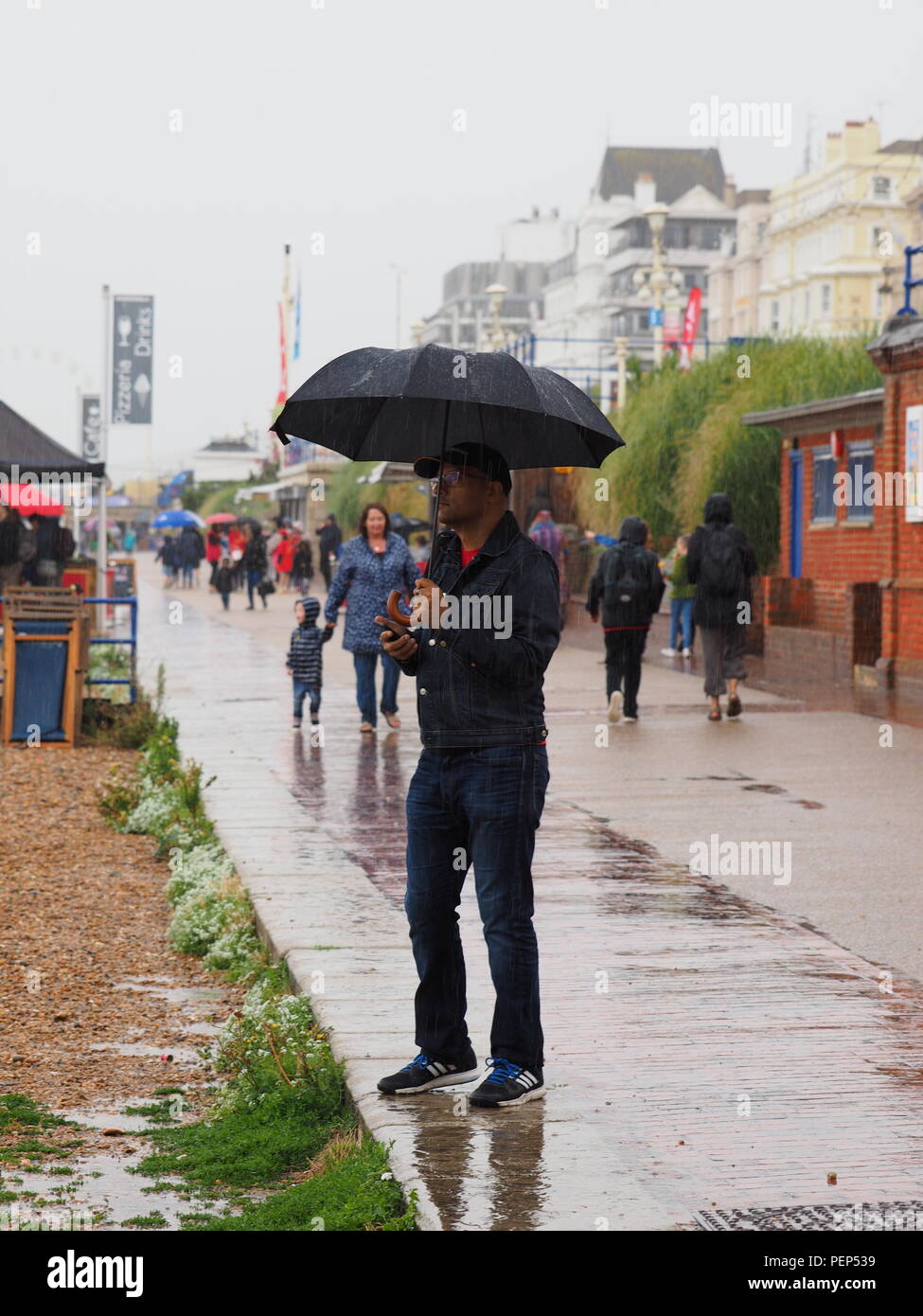 Eastbourne, Royaume-Uni. Août 16, 2018. Meeting national de l'Eastbourne : mauvais temps conduit à la plupart des vols prévus le premier jour de l'Eastbourne International Air Show, qui a annulé, avec seulement 3 vols en cours : Chinook, la Force Aérienne Belge 109 Typhoon & hélicoptère à 16h un jour de fortes pluies et d'épaisseur de la couverture nuageuse. Credit : James Bell/Alamy Live News Banque D'Images