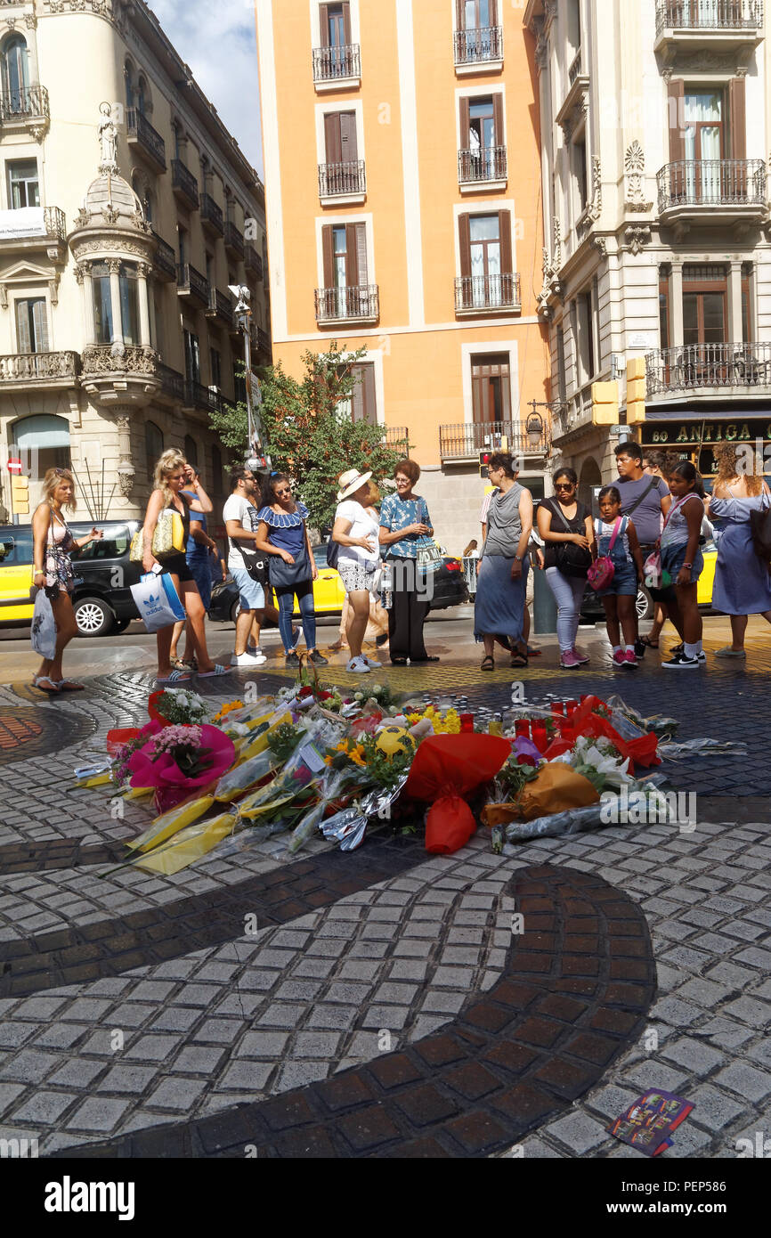 Des fleurs et des bougies en souvenir des victimes attaque terroriste à Barcelone Banque D'Images