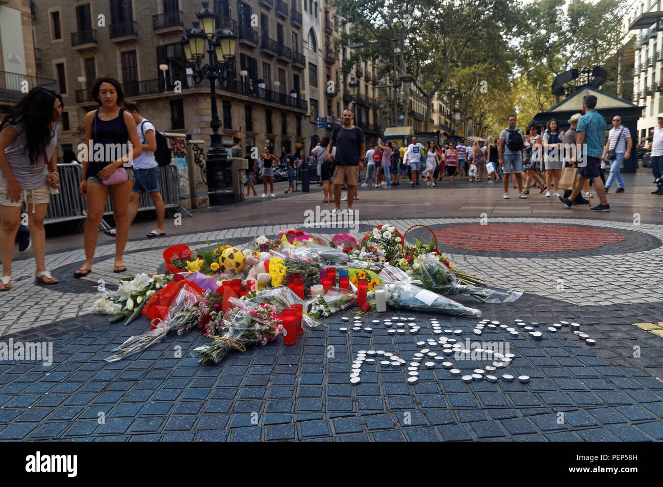 Des fleurs et des bougies en souvenir des victimes attaque terroriste à Barcelone Banque D'Images