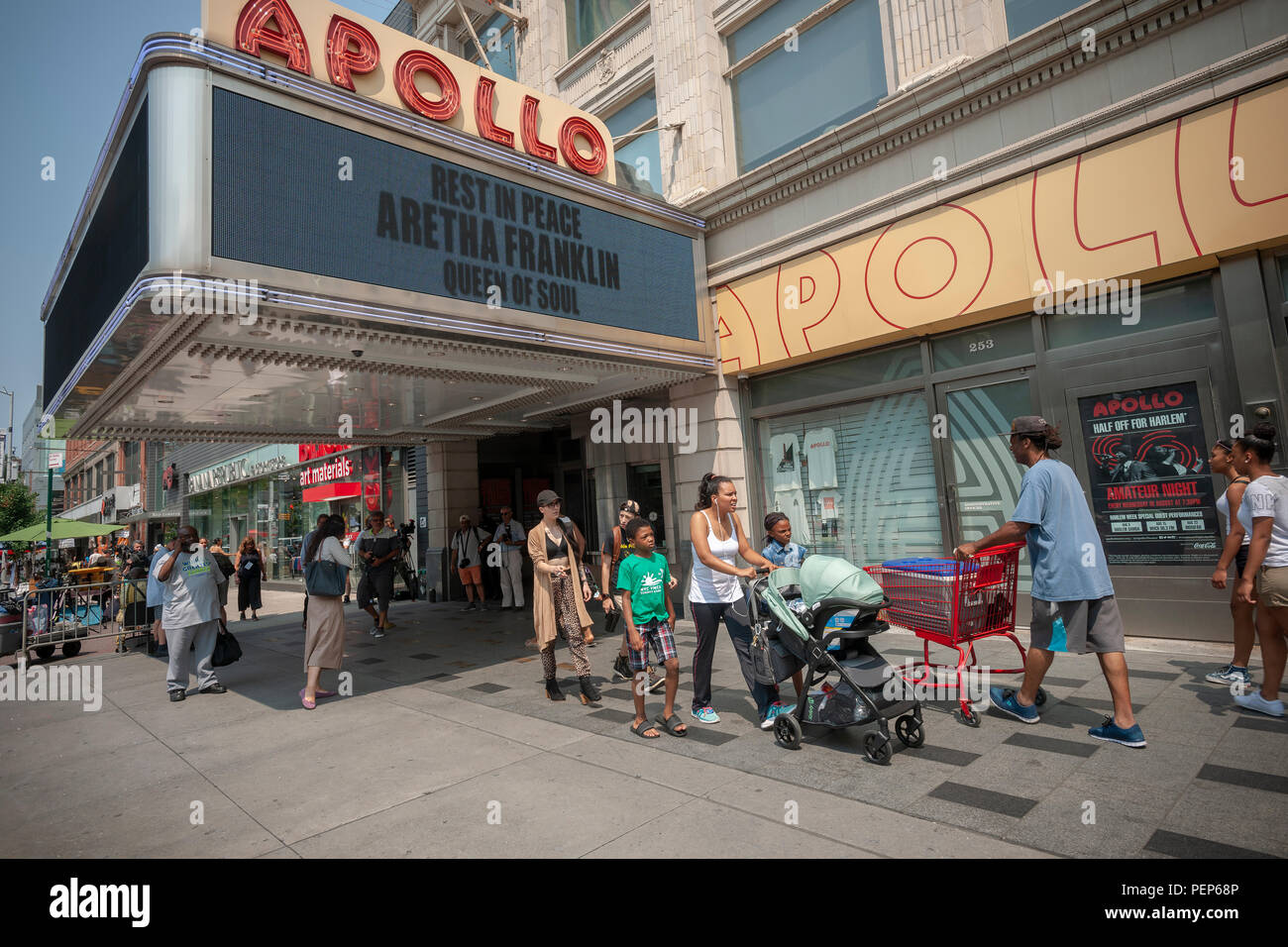 New York, USA. 16 août 2018. Le chapiteau du célèbre théâtre Apollo affiche un mémorial à Aretha Franklin de Harlem à New York, le jeudi 16 août, 2018. L'artiste légendaire Aretha Franklin est mort à l'âge de 76 ans à son domicile, à Detroit, de cancer du pancréas. (© Richard B. Levine) Crédit : Richard Levine/Alamy Live News Banque D'Images