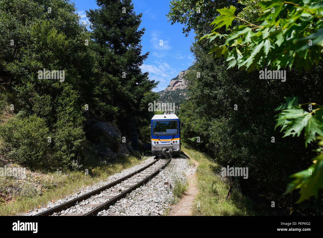 Kalavryta, Grèce. Août 14, 2018. Un train est considéré comme il se déplace d'Kiakofto à Kalavryta à travers les gorges de Vouraikos.L'armoire de fer a été construit en 1895 et il a été l'un des projets les plus ambitieux de cette fois. C'est l'un des chemins le plus étroit au monde, d'une largeur de 75 cm et c'est la ligne de chemin de fer la plus montagneuse de Grèce. Avec les rails de il y a un chemin qui était auparavant utilisé par les résidents locaux, et aujourd'hui la même voie est marquée comme la voie européenne E4 utilisé par les randonneurs étrangers et grecs. Credit : Omar Marques/SOPA Images/ZUMA/Alamy Fil Live News Banque D'Images