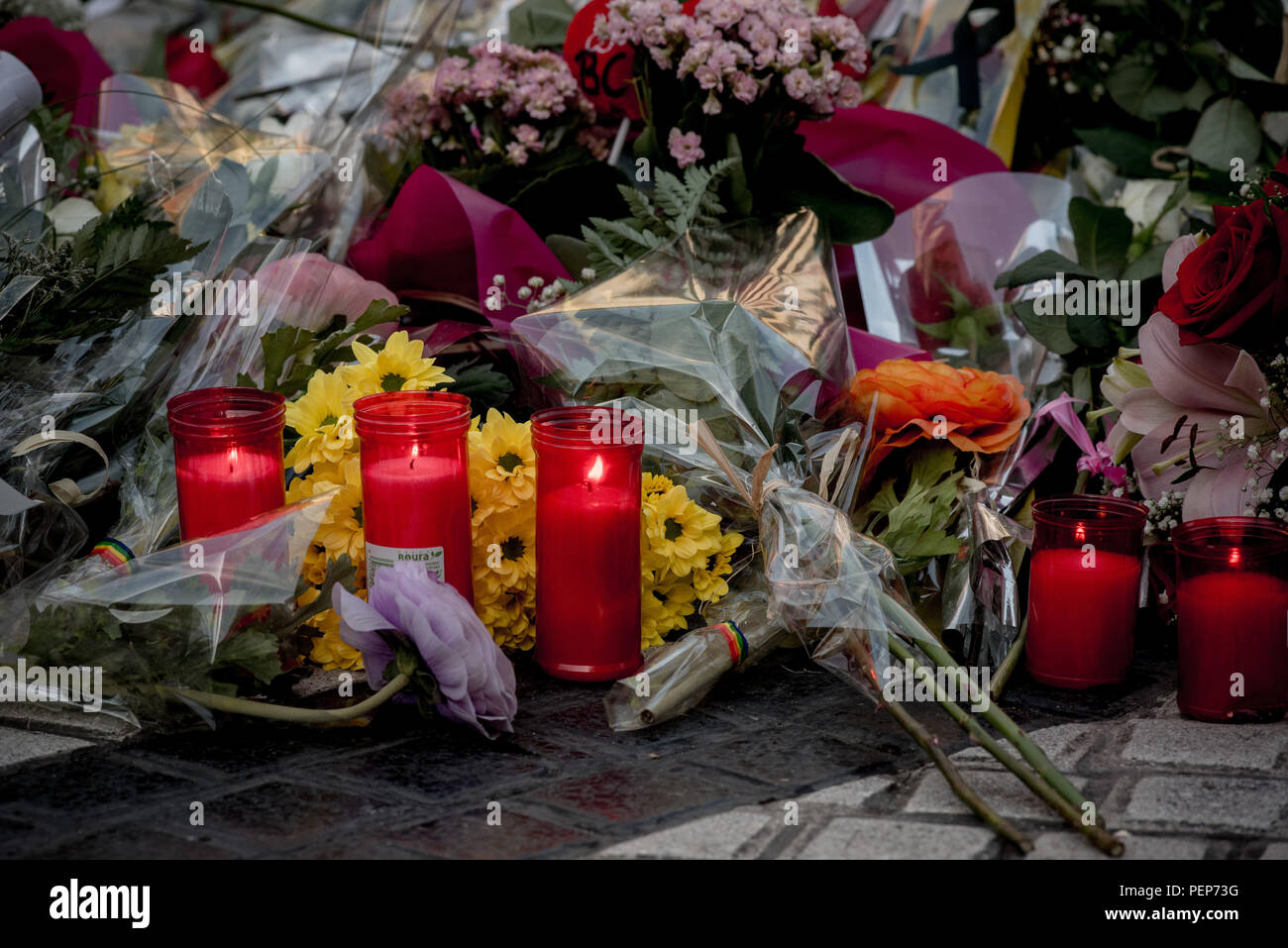 Barcelone, Espagne. 16 août 2018. Bougies et fleurs sont placés sur le terrain de Las Ramblas à Barcelone pour rendre hommage aux victimes des attaques terroristes de l'an dernier qui a tué 16 personnes et blessé plus de 120 lorsque deux véhicules s'est écrasé dans la foule. Crédit : Jordi Boixareu/Alamy Live News Banque D'Images