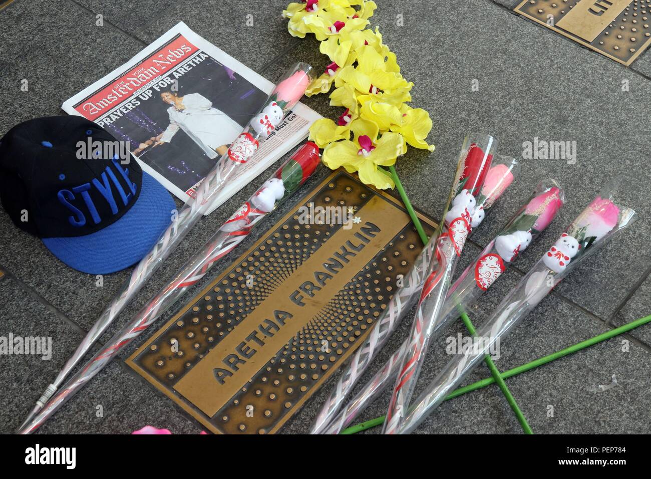 New York, NY, USA. 16 août, 2018. Fans payer leur respect à la fin, la chanteuse Aretha Franklin 76, à l'Apollo Theater à New York. Le chanteur légendaire connu sous le nom de la Reine de la Soul est mort à son Détroit, Michigan home d'un cancer du pancréas le 16 août, 2018. © 2018 Ronald G. Lopez/DigiPixsAgain.us/Alamy Live News Banque D'Images