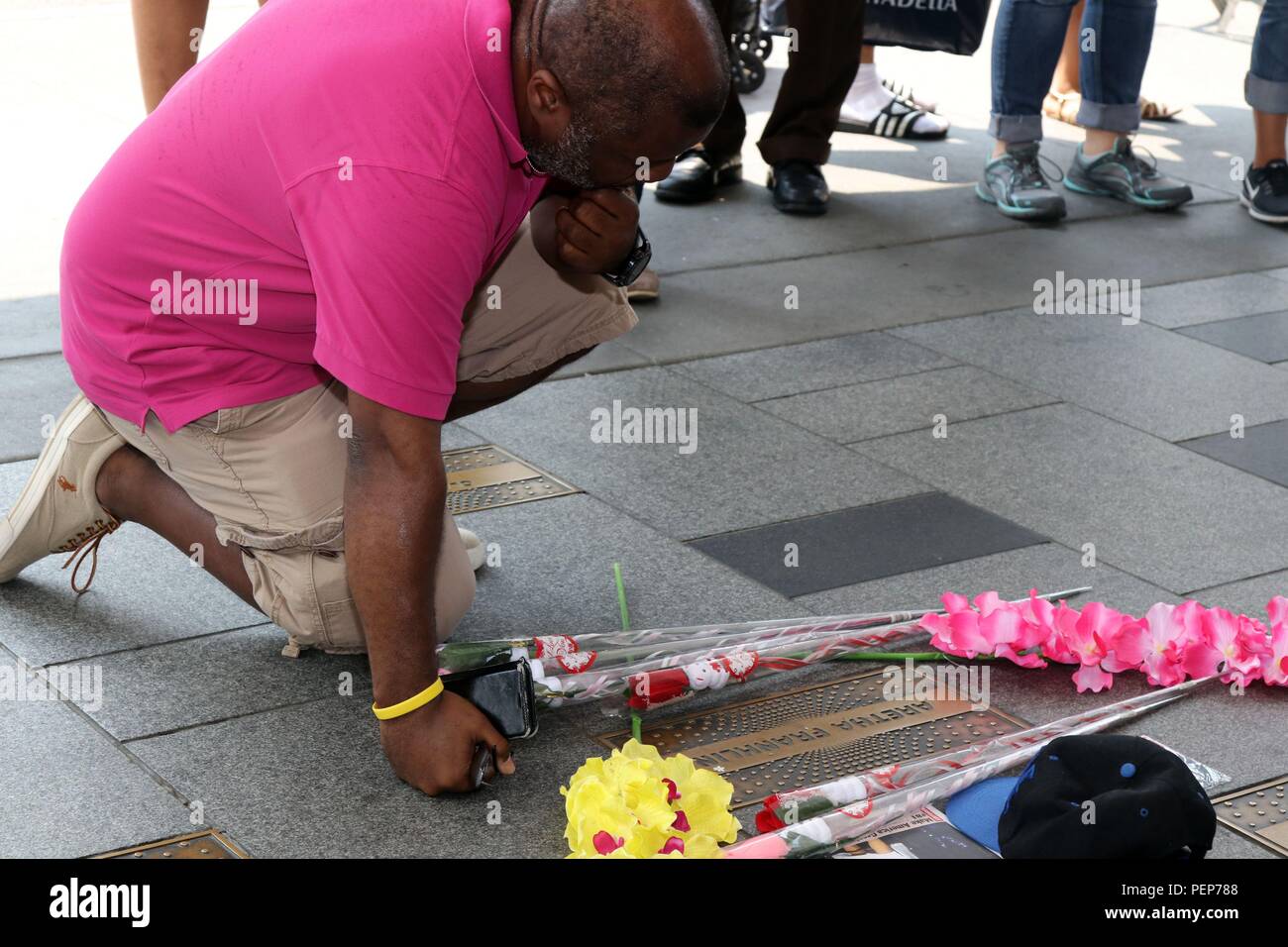 New York, NY, USA. 16 août, 2018. Fans payer leur respect à la fin, la chanteuse Aretha Franklin 76, à l'Apollo Theater à New York. Le chanteur légendaire connu sous le nom de la Reine de la Soul est mort à son Détroit, Michigan home d'un cancer du pancréas le 16 août, 2018. © 2018 Ronald G. Lopez/DigiPixsAgain.us/Alamy Live News Banque D'Images