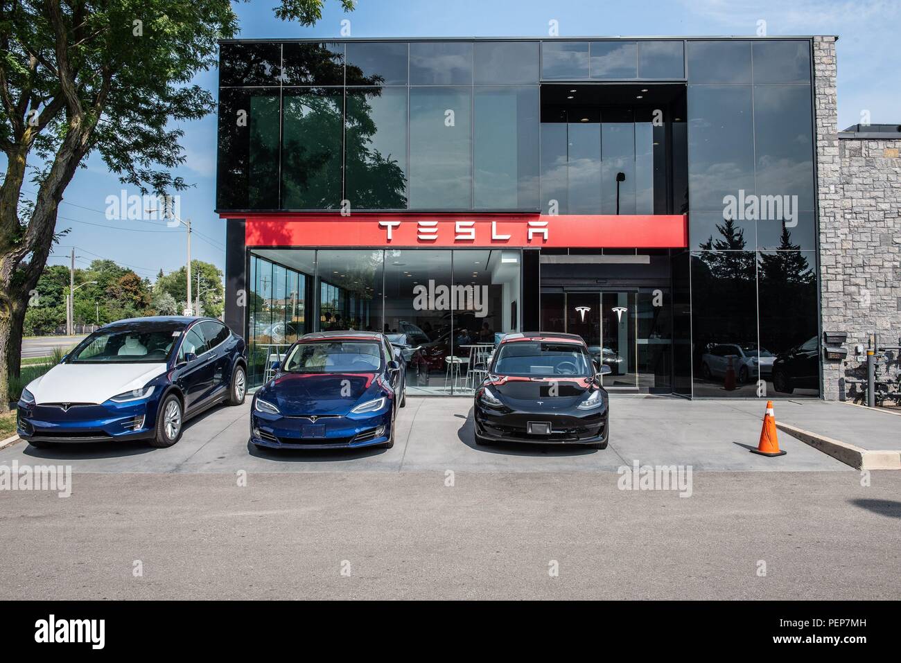 Toronto, le 16 août, 2018. Août 16, 2018. Tesla Canada Installations de Toronto. Tesla Le Canada a annoncé qu'elle poursuit le nouveau gouvernement conservateur de l'Ontario, plus de ce qu'affirme, Tesla est le traitement injuste du nouveau gouvernement à leur annulation du programme de subventions pour les voitures électriques. L'annulation du programme est un sous-produit de la fin de l'Ontario régime de taxe carbone adoptée par le gouvernement libéral précédent. Credit : Victor Biro/ZUMA/Alamy Fil Live News Banque D'Images