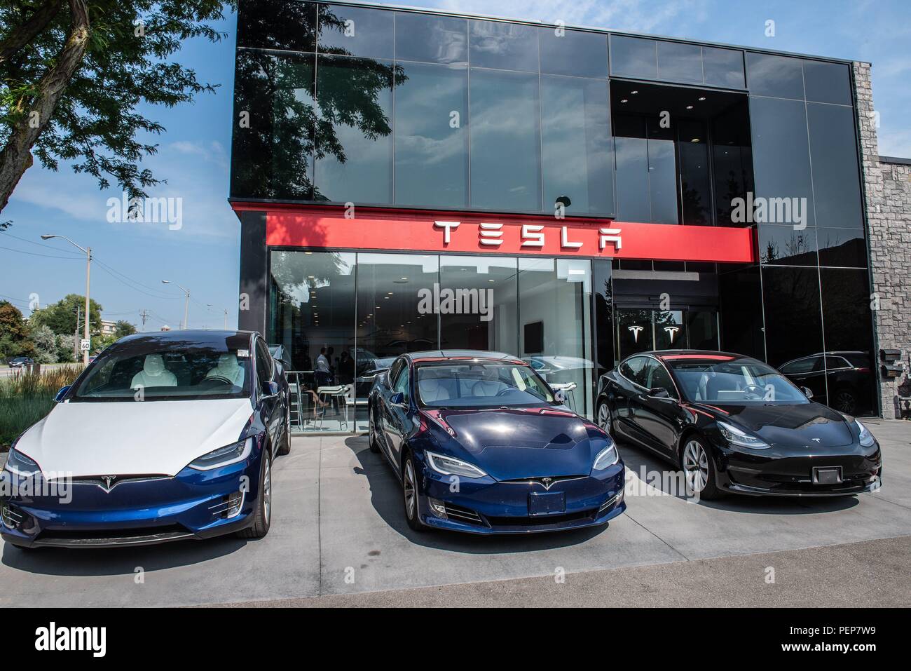 Toronto, Canada. Août 16, 2018. Tesla Canada Installations de Toronto. Tesla Le Canada a annoncé qu'elle poursuit le nouveau gouvernement conservateur de l'Ontario, plus de ce qu'affirme, Tesla est le traitement injuste du nouveau gouvernement à leur annulation du programme de subventions pour les voitures électriques. L'annulation du programme est un sous-produit de la fin de l'Ontario régime de taxe carbone adoptée par le gouvernement libéral précédent. Credit : Victor Biro/ZUMA/Alamy Fil Live News Banque D'Images