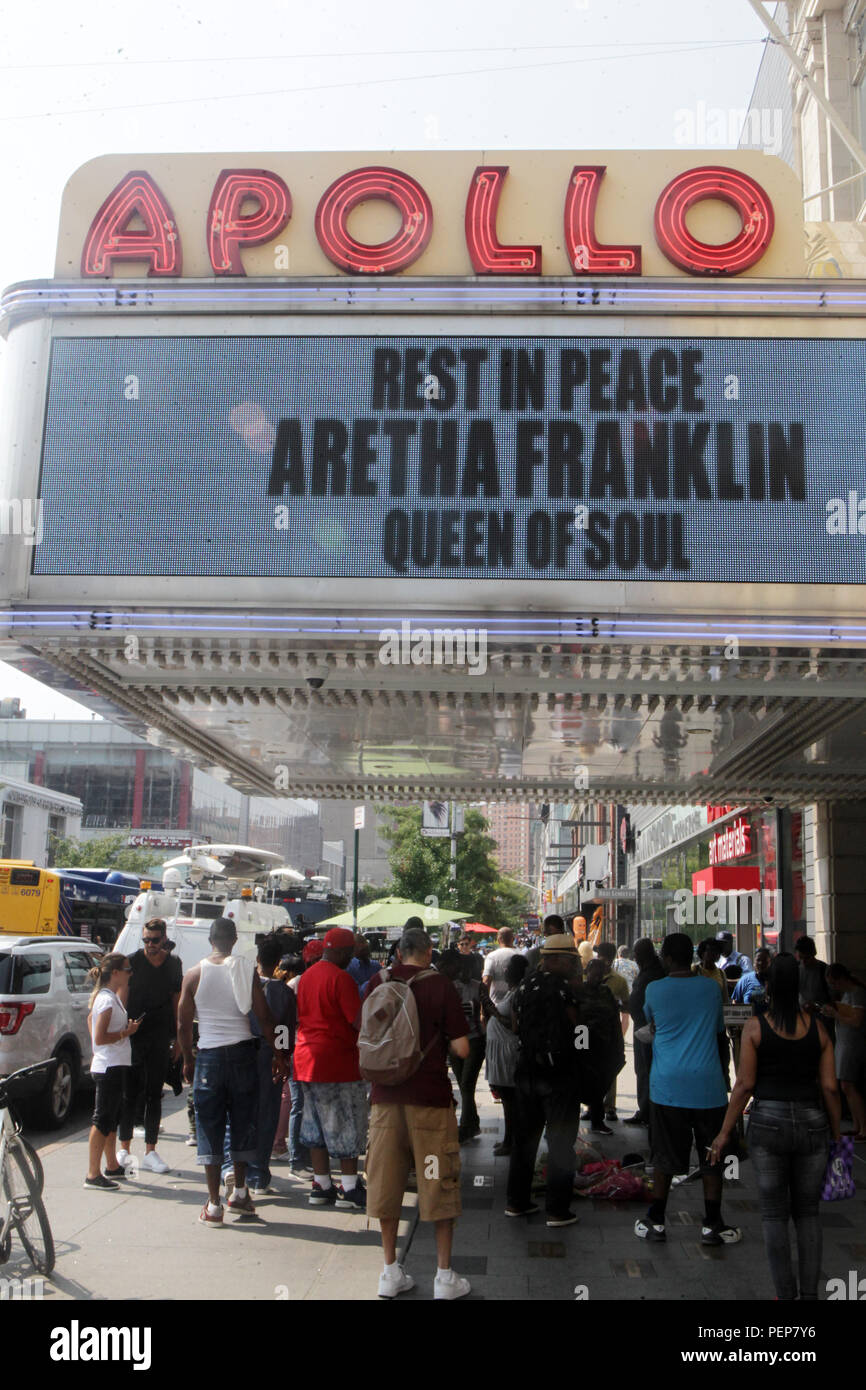 HARLEM, NEW YORK- fans et les touristes rendre hommage la fin & grande reine de la Soul, Aretha Franklin, décédé tôt jeudi matin le 16 août 2018. Une carrière d'une durée de plus de 40 ans, elle a influencé de nombreux chanteurs et musiciens avec ses restitutions soulful de la vie quotidienne normale. Les coulisses en face du célèbre théâtre Apollo. Crédit photo : Mpi43/MediaPunch Banque D'Images