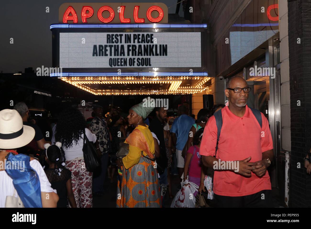 New York City, New York, USA. Août 16, 2018. Grande foule rassemblée pour payer leur respect à la fin, la chanteuse Aretha Franklin 76, sur le célèbre Apollo Theater à New York. Le chanteur légendaire connu sous le nom de la Reine de la Soul est mort à son Détroit, Michigan home après une bataille avec le cancer du pancréas le 16 août, 2018. Credit : Ronald G. Lopez/ZUMA/Alamy Fil Live News Banque D'Images