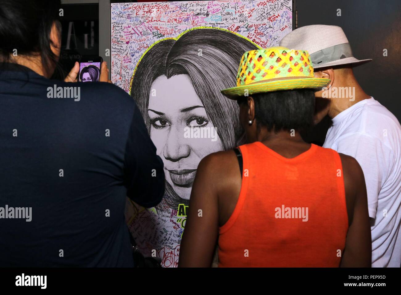 New York City, New York, USA. Août 16, 2018. Grande foule rassemblée pour payer leur respect à la fin, la chanteuse Aretha Franklin 76, sur le célèbre Apollo Theater à New York. Le chanteur légendaire connu sous le nom de la Reine de la Soul est mort à son Détroit, Michigan home après une bataille avec le cancer du pancréas le 16 août, 2018. Credit : Ronald G. Lopez/ZUMA/Alamy Fil Live News Banque D'Images