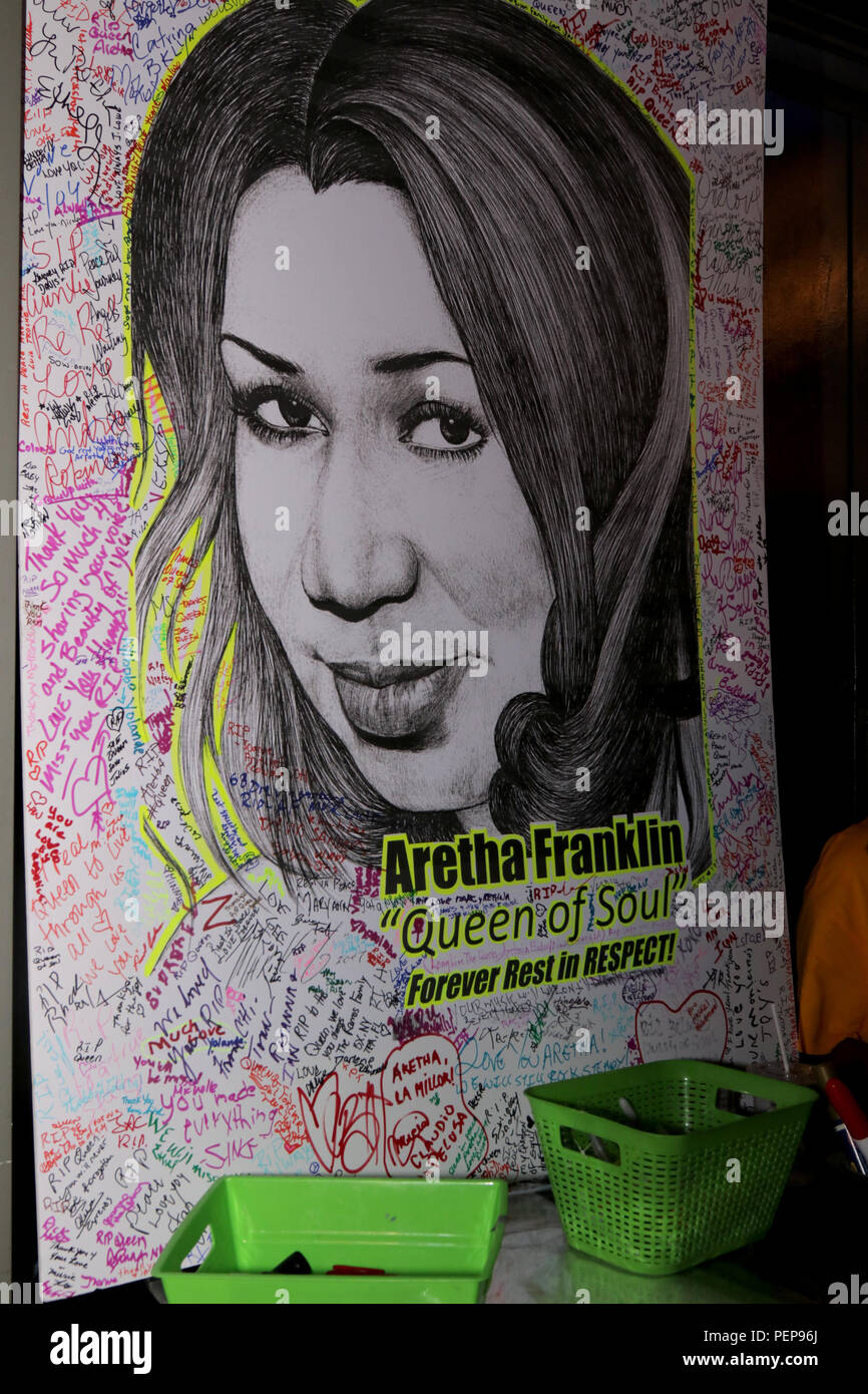 New York City, New York, USA. Août 16, 2018. Grande foule rassemblée pour payer leur respect à la fin, la chanteuse Aretha Franklin 76, sur le célèbre Apollo Theater à New York. Le chanteur légendaire connu sous le nom de la Reine de la Soul est mort à son Détroit, Michigan home après une bataille avec le cancer du pancréas le 16 août, 2018. Credit : Ronald G. Lopez/ZUMA/Alamy Fil Live News Banque D'Images