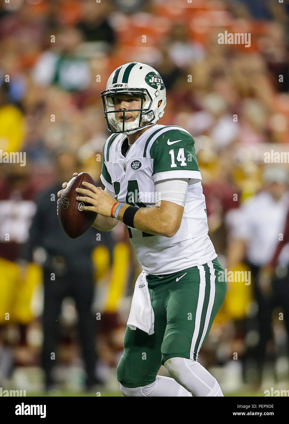 Landover, Maryland, USA. 16 août 2018 : New York Jets QB # 14 Darnold Sam est de retour pour passer au cours d'une saison NFL football match entre les Redskins de Washington et les New York Jets à FedEx Field à Landover, MD. Justin Cooper/CSM Crédit : Cal Sport Media/Alamy Live News Banque D'Images