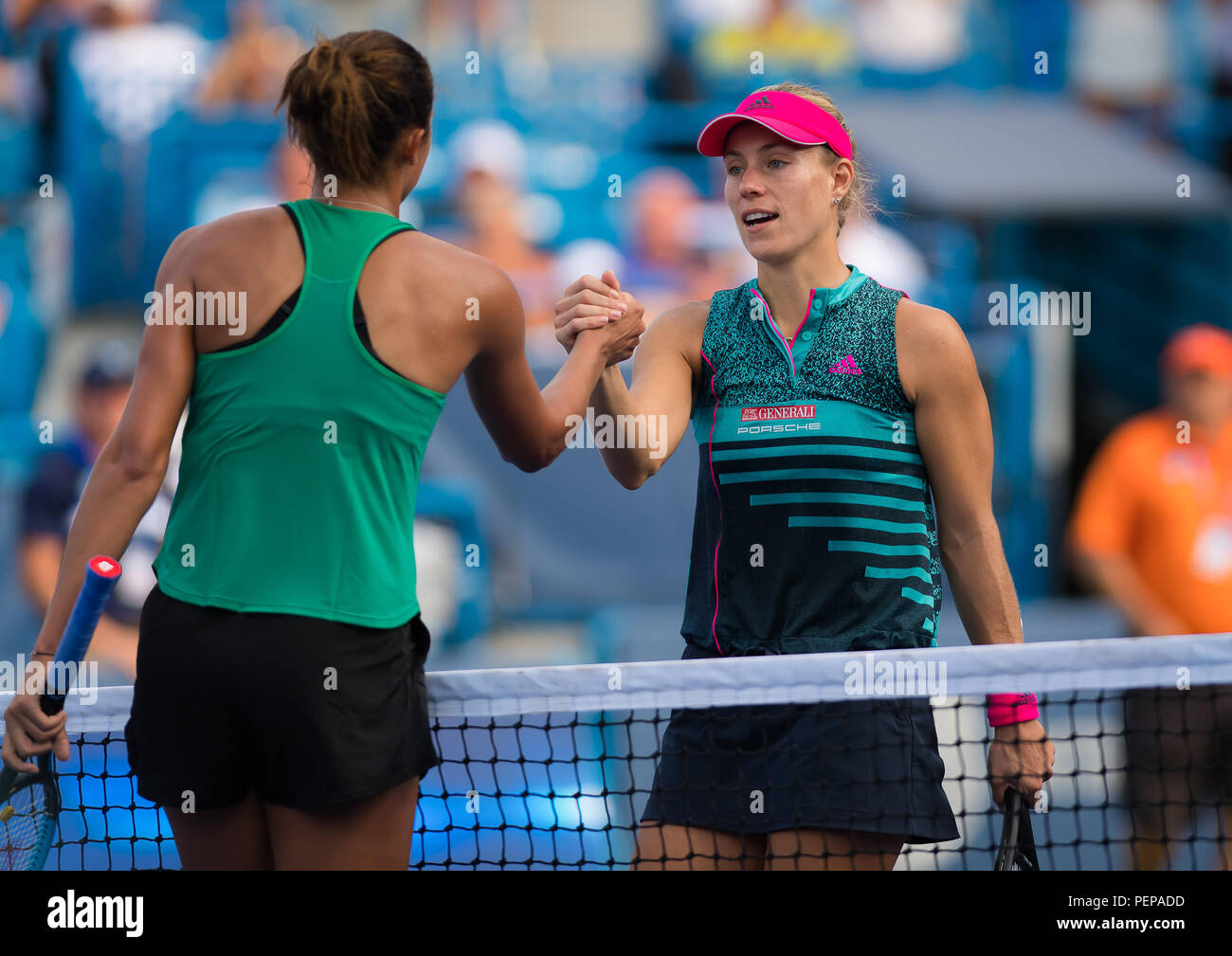 Cincinnati, Ohio, USA. 16 août 2018 - Madison Keys de la United States & Angelique Kerber de l'Allemagne se serrer la main au filet après leur troisième match à la ronde à l'ouest et sud de l'Open 2018 Premier tournoi de tennis WTA 5. Cincinnati, Ohio, USA. 16 août 2018. Credit : AFP7/ZUMA/Alamy Fil Live News Banque D'Images