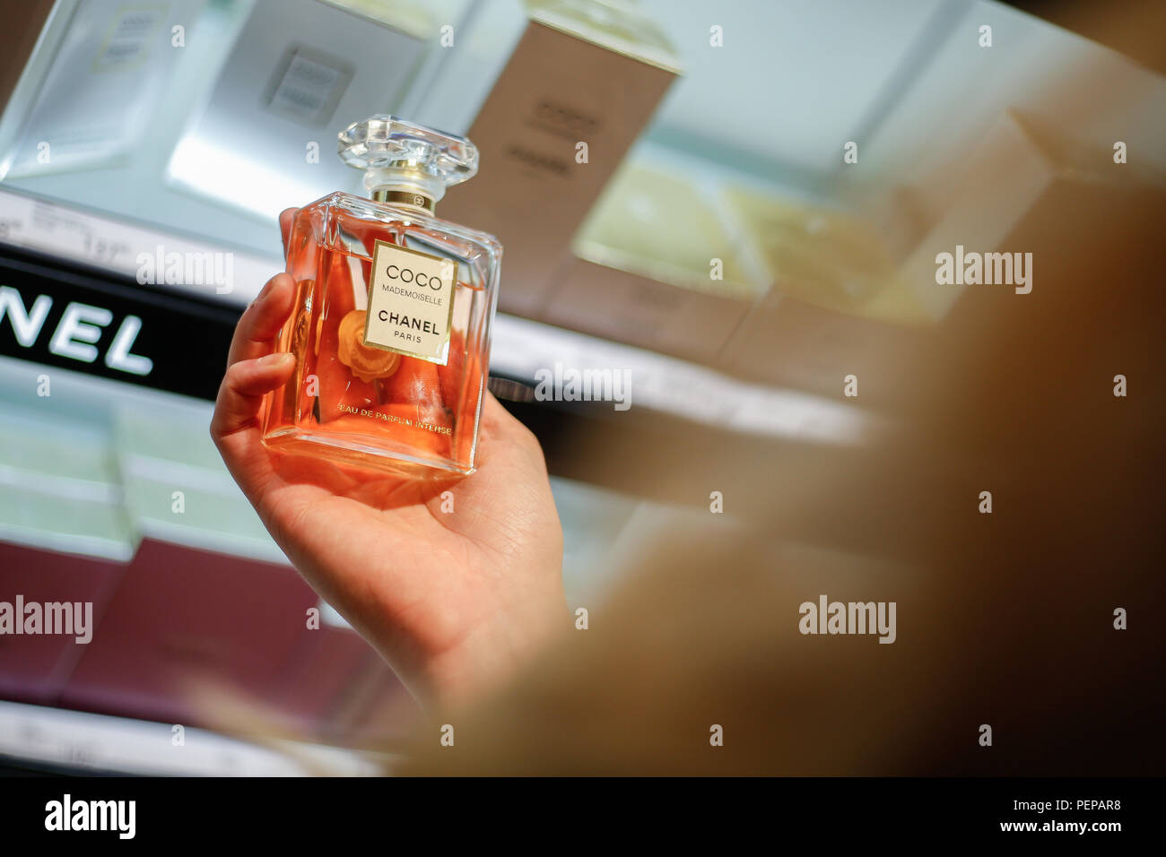 Berlin, Allemagne. Août 16, 2018. Une femme teste le parfum "Coco  Mademoiselle" par Chanel Paris dans une parfumerie Douglas. Credit : Gerald  Matzka/dpa-Zentralbild/ZB/dpa/Alamy Live News Photo Stock - Alamy